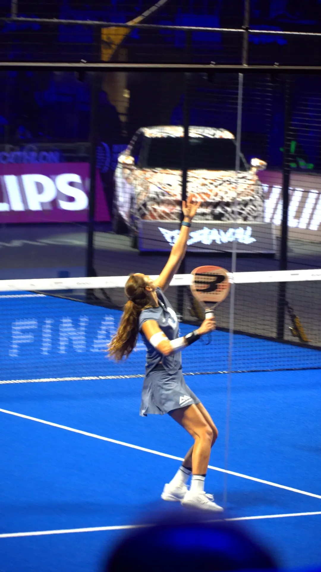 Jugadora de pádel sacando en las Premier Padel Finals de Barcelona